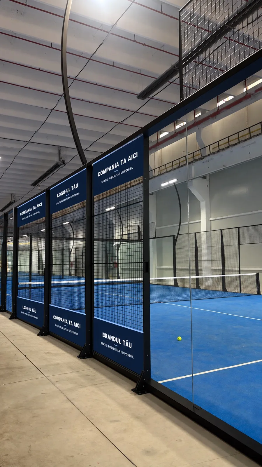Panouri publicitare pe laterala terenului de padel, la nivelul ochilor